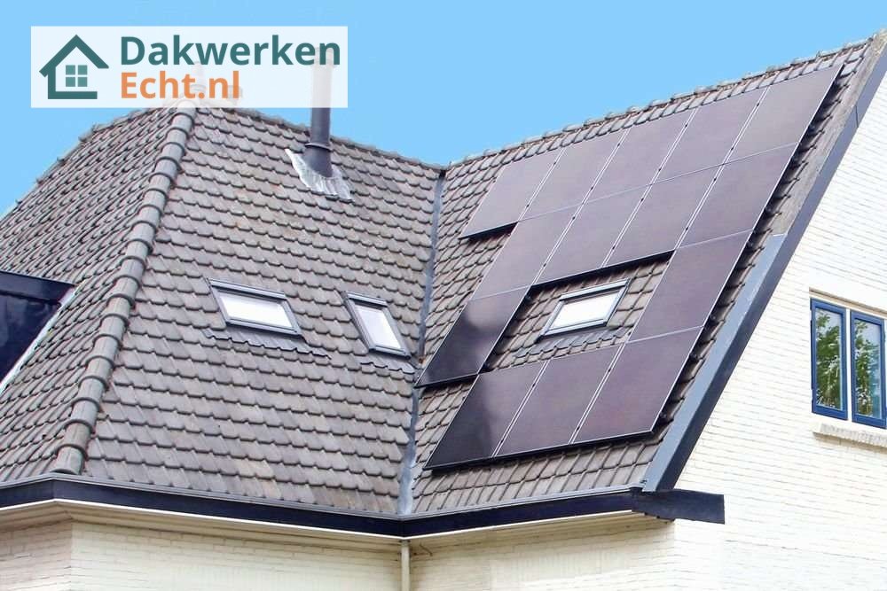 Dakpannen met zonnepanelen en kilgoot Dakpannen met zonnepanelen en kilgoot