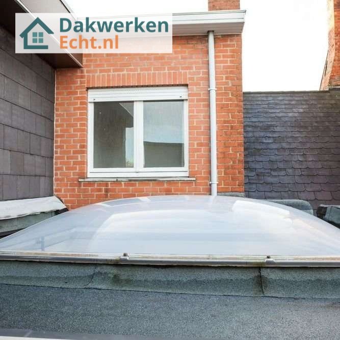 Inspectie van een plat dak met lichtkoepel Inspectie van een plat dak in echt met lichtkoepel